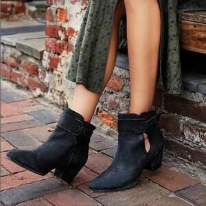 Free People Leather Belleville 39 8.5 Black Wrap Buckle Keyhole Ankle Boots EUC